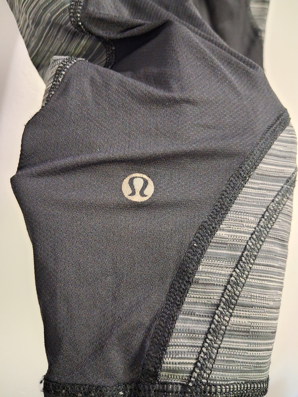 Lululemon Run: Inspire Crop II (Mesh) Size 6 - Picture 7 of 12